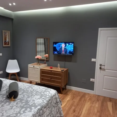 Tirane, jepet me qera apartament 1+1 Kati 4, 70 m² 749 € (Prane Gjimnazit “Petro Nini Luarasi”)