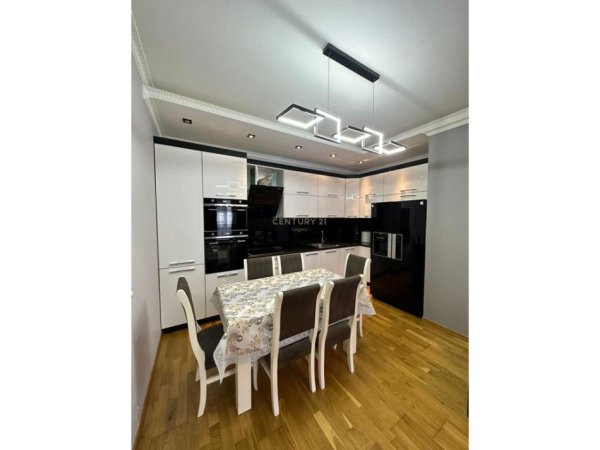 Tirane, jepet me qera apartament 2+1 Kati 4, 90 m² 620 € (Astir)
