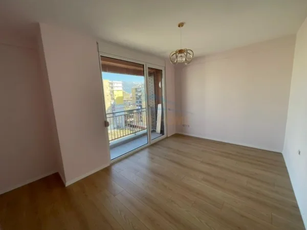 Tirane, jepet me qera apartament 2+1+Ballkon Kati 7, 650 € 