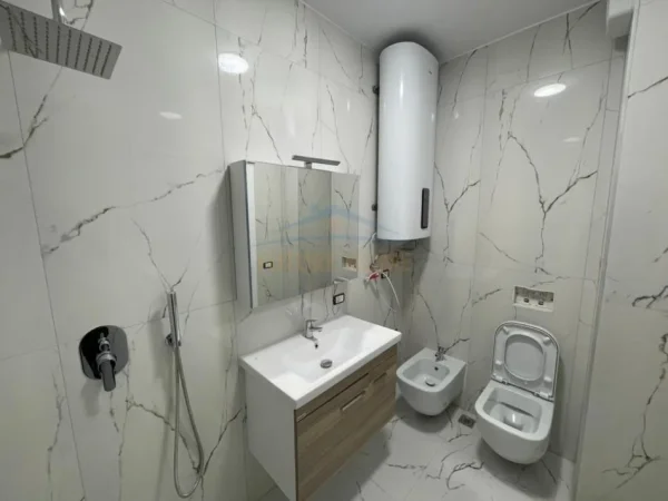Tirane, jepet me qera apartament 2+1+Ballkon Kati 7, 650 € 