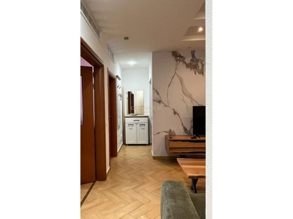 Tirane, jepet me qera apartament 2+1 Kati 6, 75 m² 850 € (Qender)
