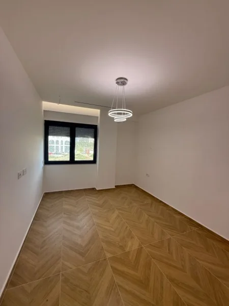Tirane, jepet me qera zyre Kati 1, 70 m² 700 € (OASIS REZIDENCE)