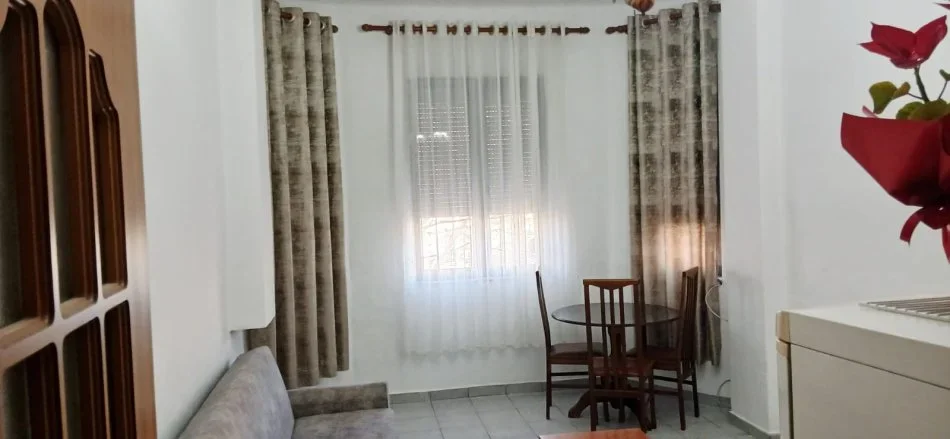 Tirane, jepet me qera apartament 1+1 Kati 4, 70 m² 650 € (blloku)