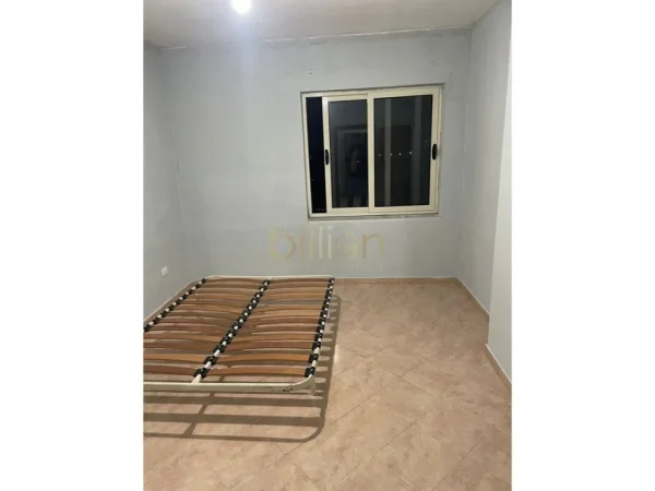 Tirane, jepet me qera 1+1 , 60 m² 300 € (Yzberisht)