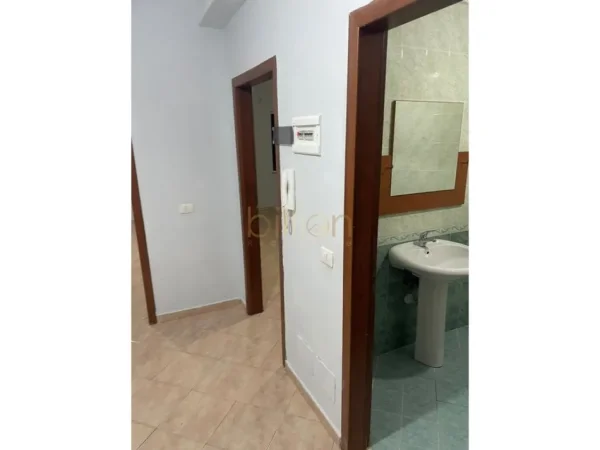 Tirane, jepet me qera 1+1 , 60 m² 300 € (Yzberisht)