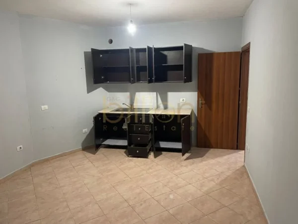 Tirane, jepet me qera 1+1 , 60 m² 300 € (Yzberisht)