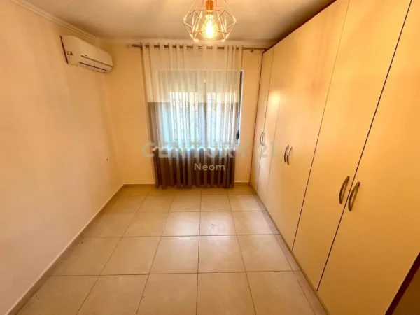 Tirane, jepet me qera apartament 1+1 Kati 1, 61 m² 470 € (Rruga e Dibres)