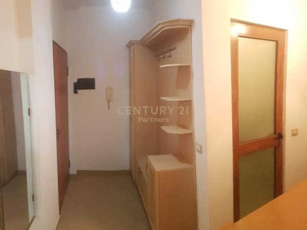 Tirane, jepet me qera apartament 1+1 Kati 6, 60 m² 400 € (Pallatet Cabej)