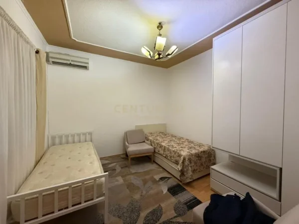 Tirane, jepet me qera Vile 2+1+Ballkon Kati 1, 120 m² 600 € (Rruga e Elbasanit)
