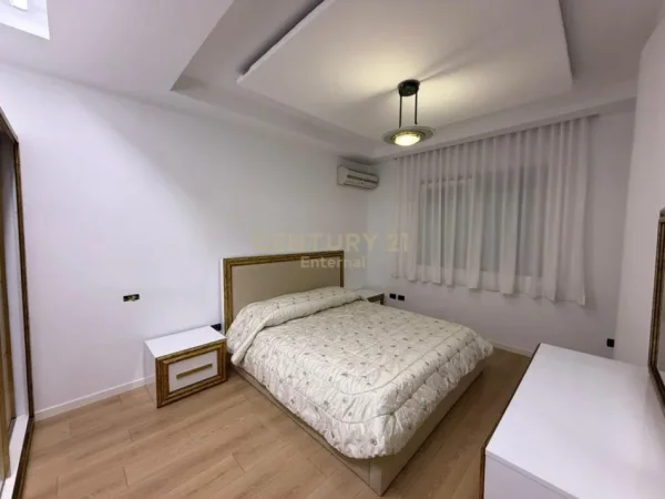 Tirane, jepet me qera Vile 2+1+Ballkon Kati 1, 120 m² 600 € (Rruga e Elbasanit)