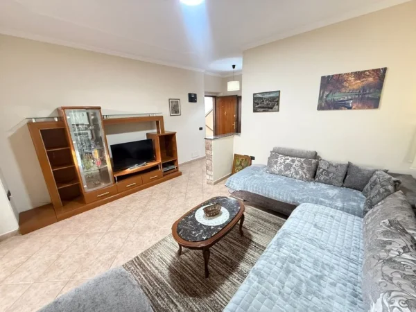 Tirane, jepet me qera apartament 1+1+Ballkon Kati 1, 65 m² 600 € (hoxha tahsim)