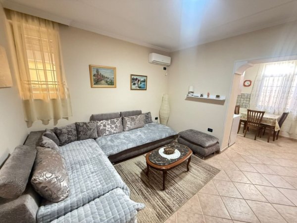 Tirane, jepet me qera apartament 1+1+Ballkon Kati 1, 65 m² 600 € (hoxha tahsim)