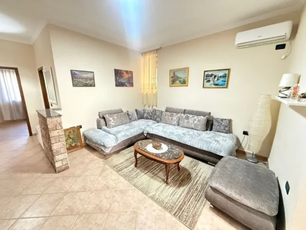 Tirane, jepet me qera apartament 1+1+Ballkon Kati 1, 65 m² 600 € (hoxha tahsim)