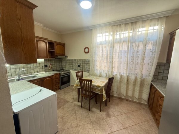 Tirane, jepet me qera apartament 1+1+Ballkon Kati 1, 65 m² 600 € (hoxha tahsim)