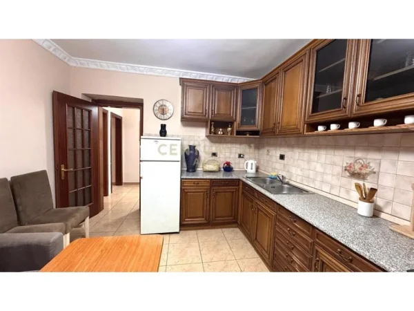 Tirane, jepet me qera apartament 2+1 Kati 1, 86 m² 650 € (Rruga Fortuzi)