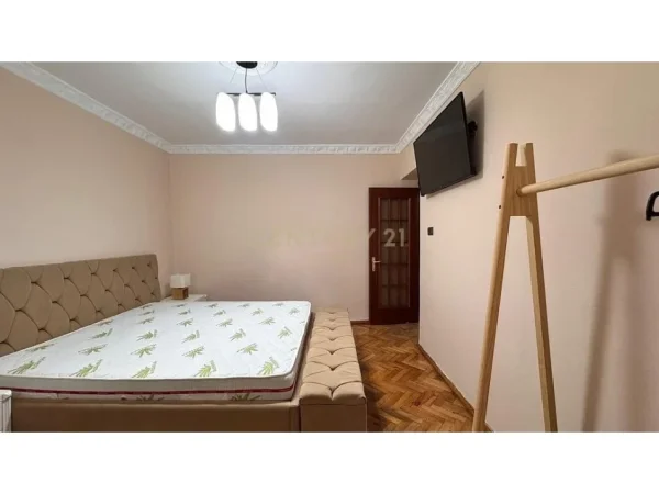 Tirane, jepet me qera apartament 2+1 Kati 1, 86 m² 650 € (Rruga Fortuzi)