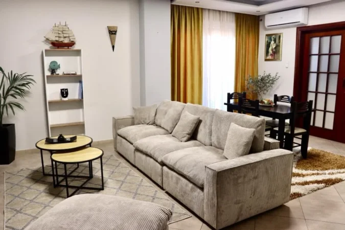 Tirane, jepet me qera apartament 3+1+Ballkon Kati 5, 130 m² 700 € (Xhamlliku)