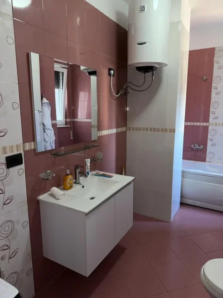 Tirane, jepet me qera apartament 3+1+Ballkon Kati 5, 130 m² 700 € (Xhamlliku)