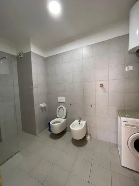 Tirane, jepet me qera apartament 2+1+Ballkon Kati 2, 98 m² 650 € (JORDAN MISJA)