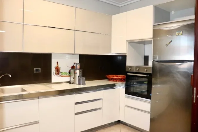 Tirane, jepet me qera apartament 3+1 Kati 5, 130 m² 700 € (Xhamlliku)
