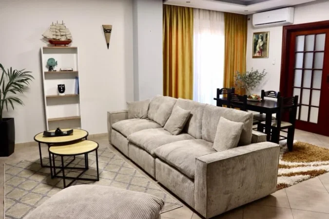 Tirane, jepet me qera apartament 3+1 Kati 5, 130 m² 700 € (Xhamlliku)