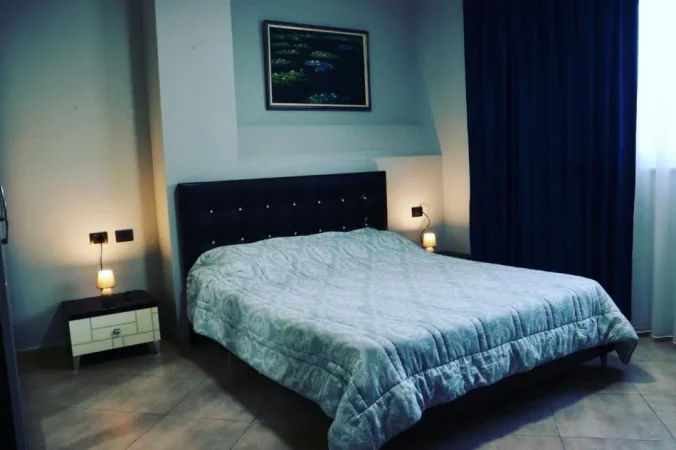 Tirane, jepet me qera apartament 3+1 Kati 5, 130 m² 700 € (Xhamlliku)