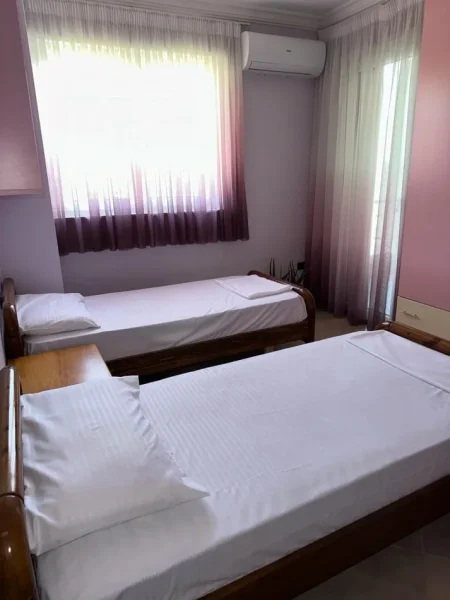 Tirane, jepet me qera apartament 3+1 Kati 5, 130 m² 700 € (Xhamlliku)