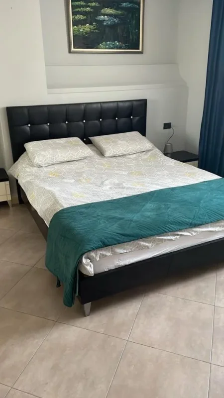 Tirane, jepet me qera apartament 3+1 Kati 5, 130 m² 700 € (Xhamlliku)