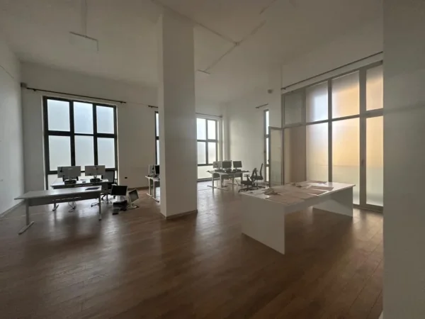 Tirane, jepet me qera zyre Kati 1, 200 m² 2.000 € (Xhamlliku)