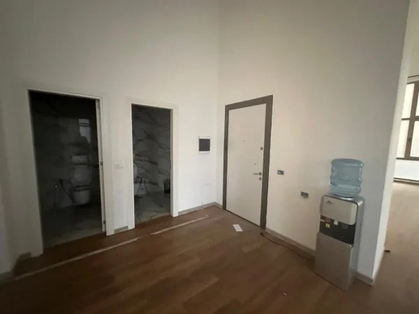 Tirane, jepet me qera zyre Kati 1, 200 m² 2.000 € (Xhamlliku)