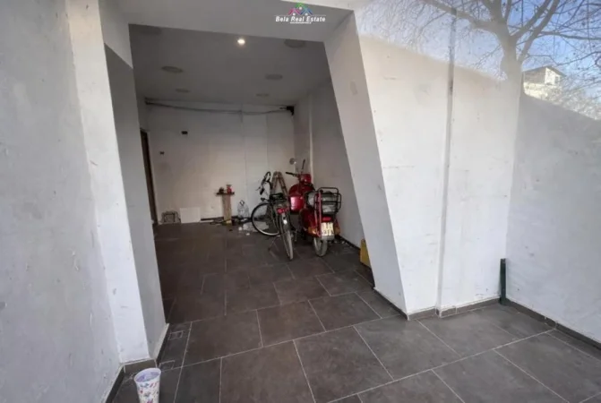 Tirane, jepet me qera dyqan Kati 0, 25 m² 900 € (Rruga e Kavajes)