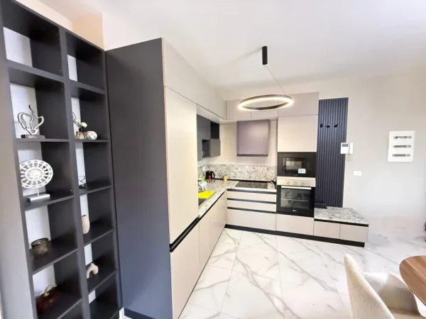 Tirane, jepet me qera apartament 3+1+Ballkon Kati 15, 130 m² 1.900 € (garden buildig)