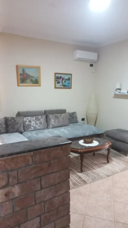 Tirane, jepet me qera apartament 1+1+Ballkon Kati 1, 65 m² 600 € (PAZARI I RI)