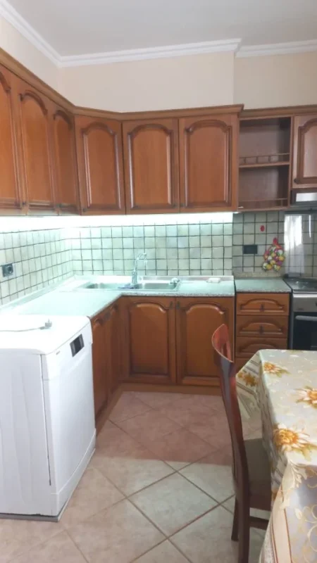 Tirane, jepet me qera apartament 1+1+Ballkon Kati 1, 65 m² 600 € (PAZARI I RI)