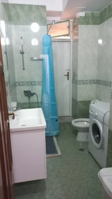 Tirane, jepet me qera apartament 1+1+Ballkon Kati 1, 65 m² 600 € (PAZARI I RI)