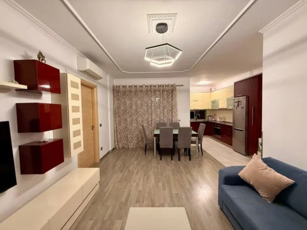 Tirane, jepet me qera apartament 2+1 , 95 m² 600 € (kinostudio)