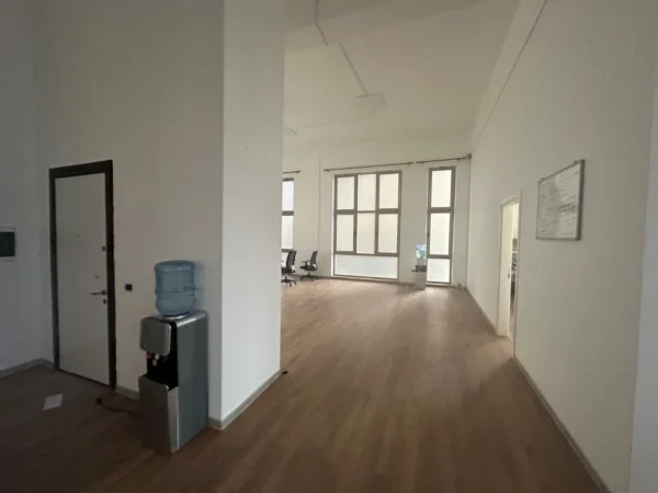 Tirane, jepet me qera ambjent biznesi Kati 1, 200 m² 2.000 € (Xhamlliku)