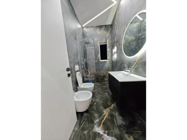 Durres, shitet apartament 2+1+Ballkon Kati 4, 73 m² 160.000 € (Bulevardi kryesor)