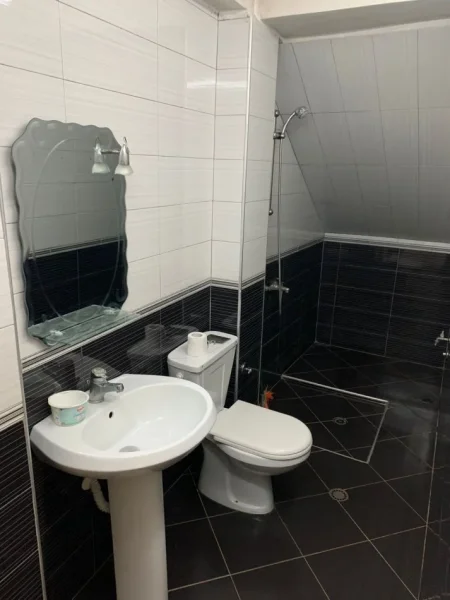 Tirane, jepet me qera apartament 1+1 , 40 m² 250 € (zogu i zi)