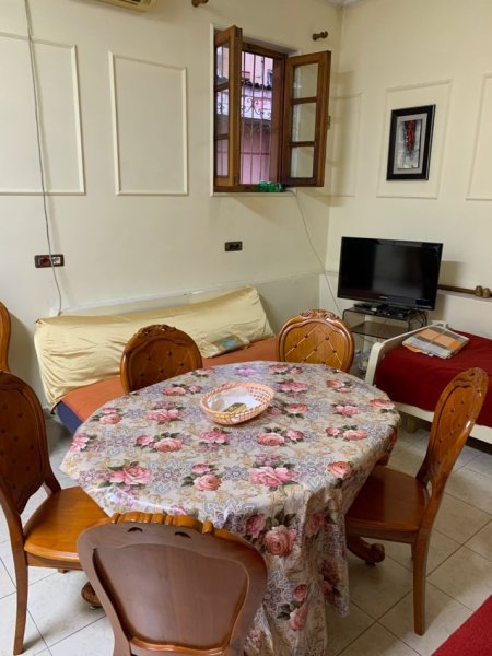 Tirane, jepet me qera apartament 1+1 , 40 m² 250 € (zogu i zi)