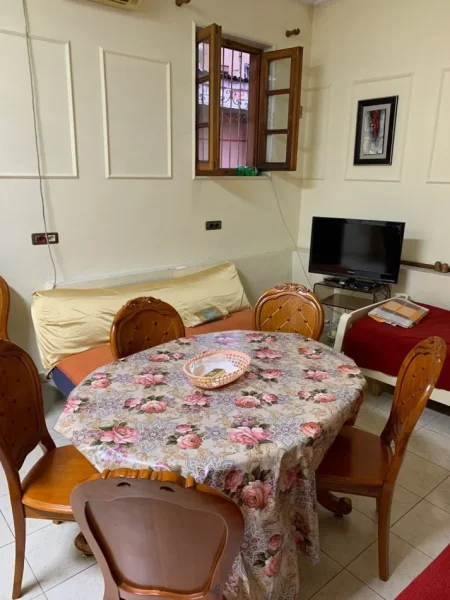 Tirane, jepet me qera apartament 1+1 , 40 m² 250 € (zogu i zi)