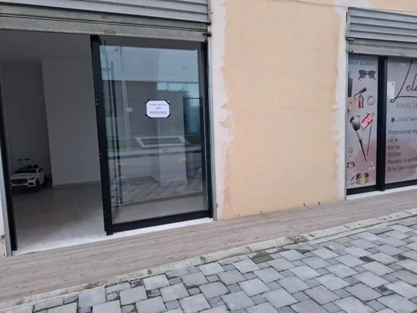 Tirane, jap me qera dyqan Kati 1, 30 m² 170 € (Astir)
