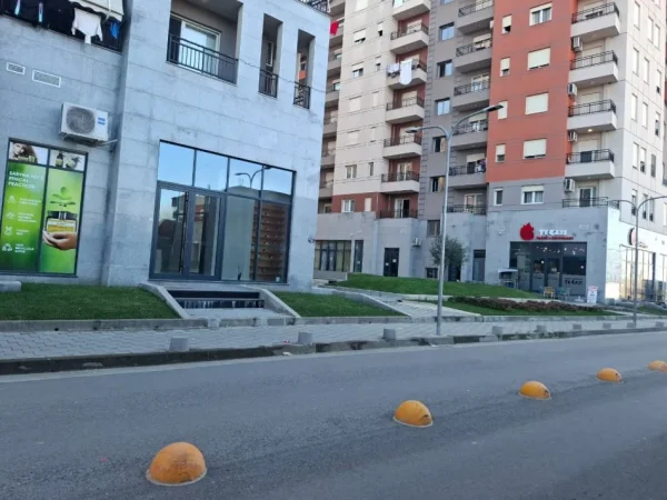 Tirane, jap me qera dyqan Kati 1, 30 m² 170 € (Astir)