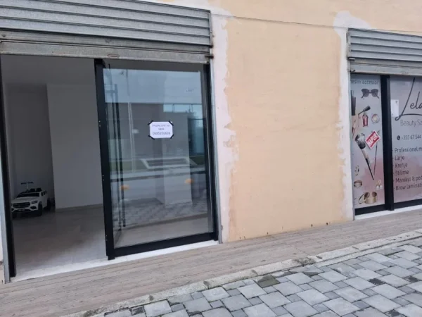 Tirane, jap me qera dyqan Kati 1, 30 m² 170 € (Astir)