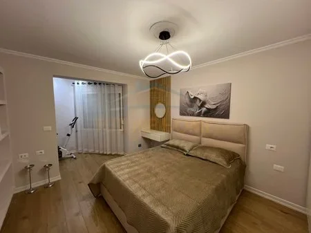 Tirane, jepet me qera apartament 2+1+Ballkon Kati 5, 81 m² 550 € 