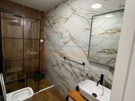 Tirane, jepet me qera apartament 2+1+Ballkon Kati 5, 81 m² 550 € 