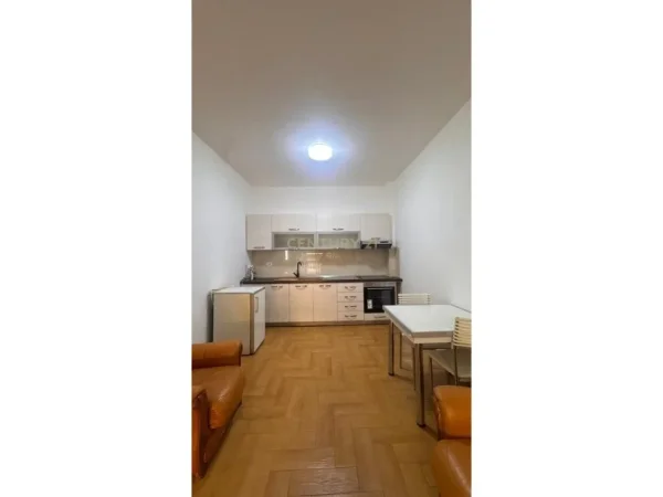 Tirane, jepet me qera apartament 2+1+Ballkon Kati 2, 100 m² 650 € (myslym shyri rr.him kolli)
