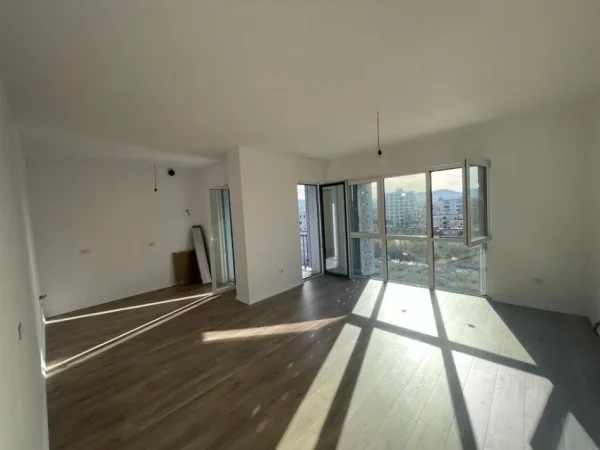 Tirane, shitet apartament 1+1+Ballkon Kati 8, 82 m² 180.000 € (5 maji)