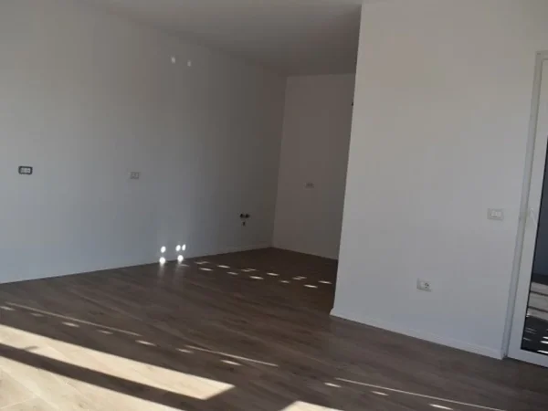 Tirane, shitet apartament 1+1+Ballkon Kati 8, 82 m² 180.000 € (5 maji)