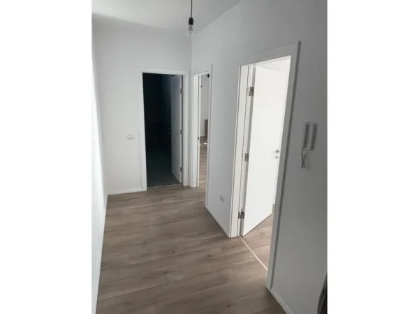 Tirane, shitet apartament 1+1+Ballkon Kati 8, 82 m² 180.000 € (5 maji)